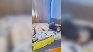 Em trai vào phòng địt luôn chị họ chubby vú to lồn múp dâm đãng