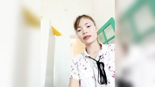 Côgiáo dạy mầmnon mà nứng lồn quá đg dạy giữa chừng lại vào nvs cởiquần ra móc lồn P1