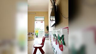 Côgiáo dạy mầmnon mà nứng lồn quá đg dạy giữa chừng lại vào nvs cởiquần ra móc lồn P1