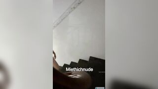 Lần đầu cho vợ show hàng công khai trong cầu thang chung cư nên phải che kín mặt