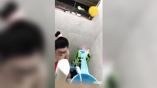 Quaylén e hàng xóm kính cận vú bự đi tắm phát hiện nguyên chùm lông lồn xém bị e thấy