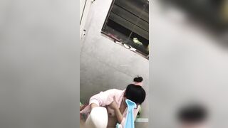 Quaylén e hàng xóm kính cận vú bự đi tắm phát hiện nguyên chùm lông lồn xém bị e thấy