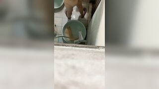 Quay em gái nhà hàng tắm