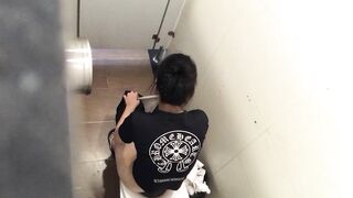 Quay lén chị gái đi đái