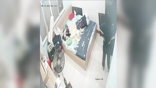 con gái ở nhà 1 mình thường làm gì