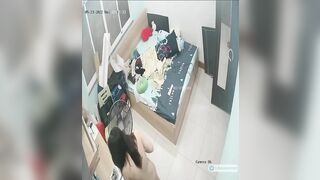 con gái ở nhà 1 mình thường làm gì