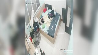 con gái ở nhà 1 mình thường làm gì