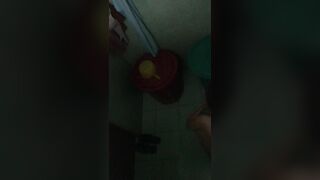 Quay lén chị hàng xóm tắm 6
