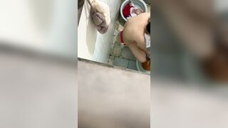 Em gái rửa bươm bướm trong kỹ túc xá