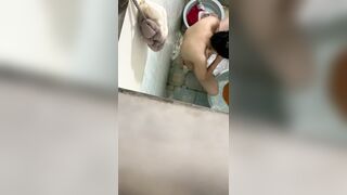 Em gái rửa bươm bướm trong kỹ túc xá