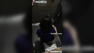 Quay lén gái xinh đi đái toàn lồn non ngon nhiều nước