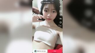 Gạ được bé loli móc cho xem, tuổi mới lớn tò mò khám phá bảo em nuốt cả nước lồn