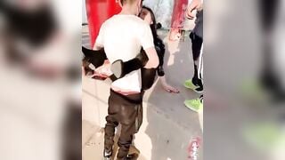 Đi chơi địt luôn con bạn thân ngoài công viên cho lũ bạn cùng xem lên ô tô địt tiếp