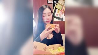 Đi ăn quán sục cặc bắn tinh vào bành mì rồi ăn dâm đãng kích thích