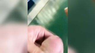 Lén xuất đầy áo gái lạ ở trường đại học