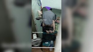 Vợ rủ phi công về cho chồng nhìn trộm