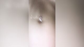 Ko có cu nên em dùng tay