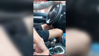 Vừa lái xe, Em HS còn Bắt Móc Lồn Bắn Cả nước Ướt Hết Vô lăng trên xe