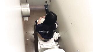 Quay lén em học sinh đái