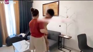 Đang chịch nhau với bạn gái thì mẹ về vậy là thanh niên cân 2