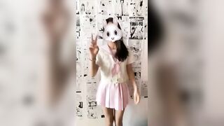 Em học sinh thủ dâm sướng quá đái ra sàn luôn