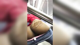 Teen da màu khoe mông lồn trên tàu