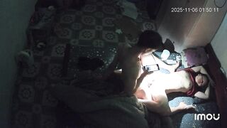 Hak cam em hàng xóm thấy đang chơi nhau