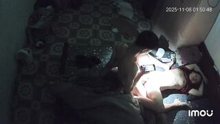 Hak cam em hàng xóm thấy đang chơi nhau