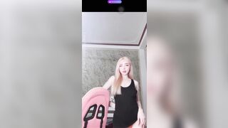 IDOL Bigo Cánh Cụt một thời lộ vú