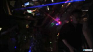 Thác loạn trong quán Karaoke mấy em nhân viên thay nhau nhảy nude cởi hết đồ