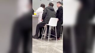 2 đứa dâm địt nhau ngay trên quầy thanh toán dâm đãng