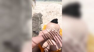 Doggy bên bờ biển