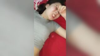Địt vào lồn múp nhiều nước của em dâu từng làm nhân viên quán hát siêu dâm