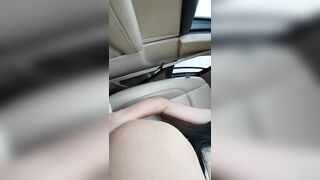 Gái xinh sục cặc trên ô tô dâm đãng láy cặc giạ địt lỗ đít kích thích