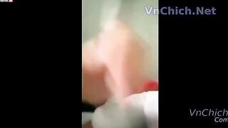 FulClip sex em học sinh cấp 3 bú cu trong toilet chưa đã dẫn người yêu về phòng chịch