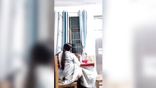 Cháu Gái Lén Móc Lồn Thủ Dâm Khi Ngồi Cạnh Bà Ngoại Đang Xem Ti Vi