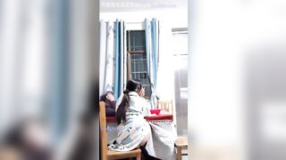 Cháu Gái Lén Móc Lồn Thủ Dâm Khi Ngồi Cạnh Bà Ngoại Đang Xem Ti Vi