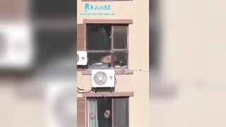 Gái xinh cưỡi cặc dâm đãng mà không đóng cửa sổ con bị quay lén
