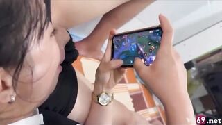 Em đang dở trận Game anh tụt quần bắt em vừa kiếm cu vừa mở mic cho bạn nghe