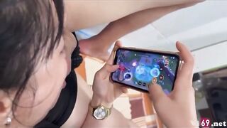 Em đang dở trận Game anh tụt quần bắt em vừa kiếm cu vừa mở mic cho bạn nghe
