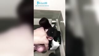 Quay lén 2 đứa bạn thân địt nhau trong nhà vệ sinh dâm đãng