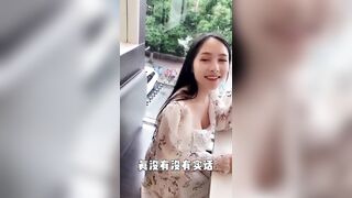 Quay lén chị khách uống nước vú to mặt xinh