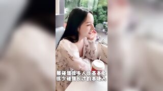 Quay lén chị khách uống nước vú to mặt xinh