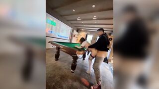 Địt tập thể em nhân viên xếp bi da trắng cực múp ngay trên bàn bia