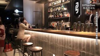 A bartender may mắn chỉ mời e gái xinh đẹp 1 ly rượu mà đc e bú cu cho đụ tại chỗ