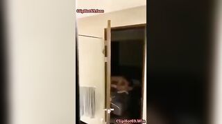 Con trai ở ngoài cửa quay lén bố với chị họ địt nhau phòng