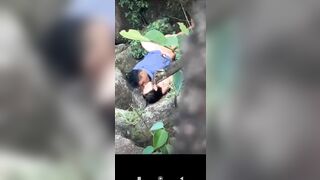Quay lén đang đi leo núi thì bắt gặp cặp đôi đang địt nhau sướng vl
