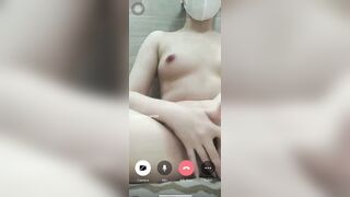 Gái dâm quá gọi điện cho ny móc lồn tự sướng