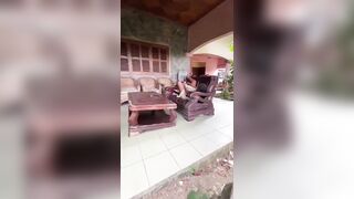Quay lén chị hàng xóm ngồi thủ dâm trên ghế quay lại gửi cho trai