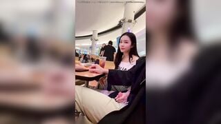 Gái dâm bú cặc người yêu trong quán nước hàng ngon dâm đãng kích thích